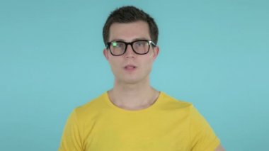 Genç Adam Gesturing Thumbs Aşağı Mavi Arka Plan Üzerinde İzole
