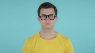 Üzgün Genç Adam Mavi Arka Plan izole