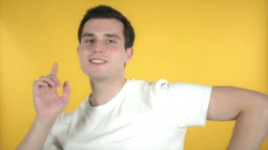 Mutlu Genç Adam Dans Sarı Arka Plan Izole