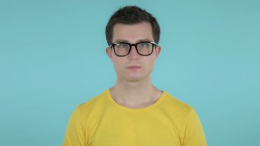 Genç Adam Mavi Arka Plan Üzerinde İzole Refuse Baş Sallayarak