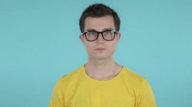 Genç Adam Esneme ve Germe Vücut Mavi Arka Plan Izole