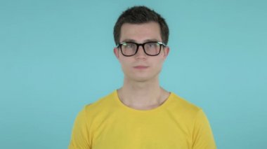 Alkışlayan Genç Adam Mavi Arka Plan Üzerinde İzole Alkışlıyor
