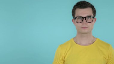 Genç Adam Yan, Mavi Arka Plan Üzerinde Ürün Gösteren