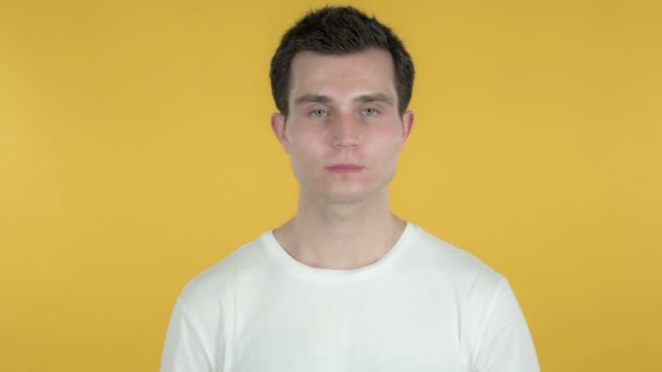Uśmiechnięty młody człowiek odizolowany na żółtym tle — Wideo stockowe