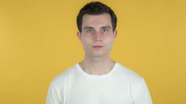 Młody człowiek obchodzi sukces izolowane na żółtym tle — Wideo stockowe