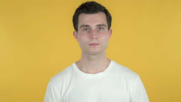 Видео-чат молодого человека, изолированного на жёлтом фоне — стоковое видео