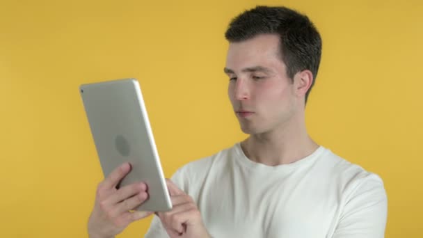 Молодой человек просматривает Интернет, используя планшет — стоковое видео