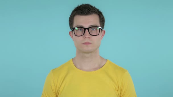 Jonge man Gesturing falen en problemen geïsoleerd op blauwe achtergrond — Stockvideo