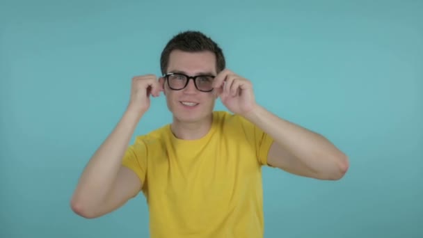 파란색 배경에 고립 된 젊은 남자의 슬로우 모션 — 비디오