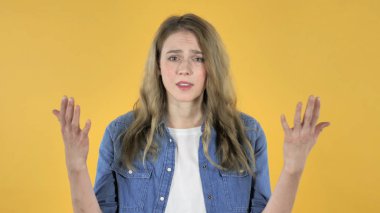 Güzel genç kız el hareketi hata ve sorunlar sarı zemin üzerine