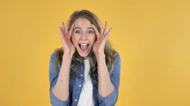 Gizlemek ve aramak, genç gülümseyen güzel kız elleriyle yüzünü gizleme