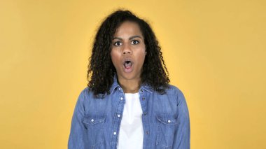 Afrikalı kız şok izole sarı zemin üzerine merak