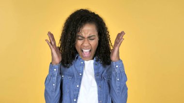 Sarı arka plan üzerinde izole kızgın Afrikalı kız çığlık