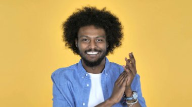 Sarı arka plan üzerinde alkışlar alkışlar Afro-Amerikan adam