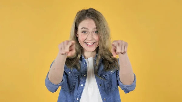 Joven chica bonita señalando con ambas manos sobre fondo amarillo — Foto de Stock