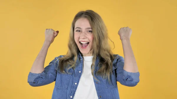 Happy Amazed Young Pretty Girl Terkejut oleh Gift di Yellow Background — Stok Foto