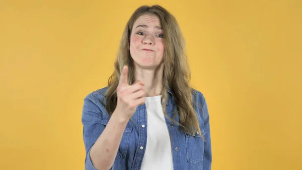 Retrato de menina bonita com frustração e raiva em fundo amarelo — Fotografia de Stock