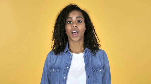 Surpreendido incrível menina africana isolado no fundo amarelo — Fotografia de Stock