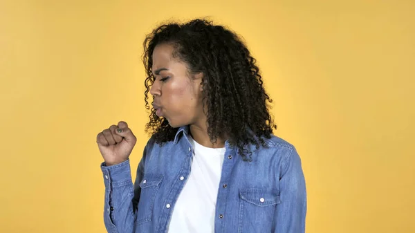 Doente Africano menina tosse isolado no fundo amarelo — Fotografia de Stock