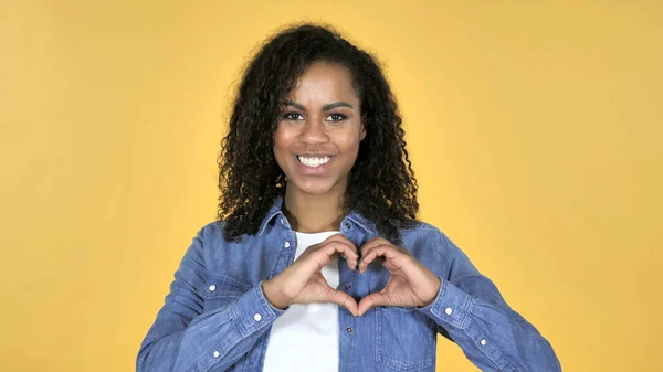 Kézzel készített afrikai lány, elszigetelt, a sárga háttér Heart — Stock Fotó