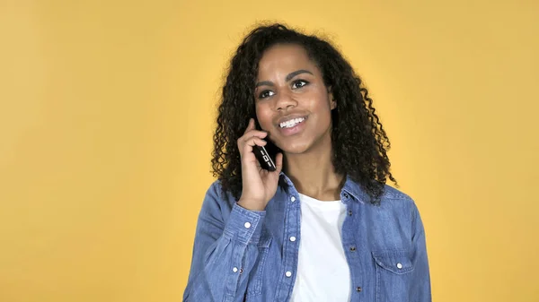 Garota Africana Falando em Smartphone Isolado no fundo amarelo — Fotografia de Stock