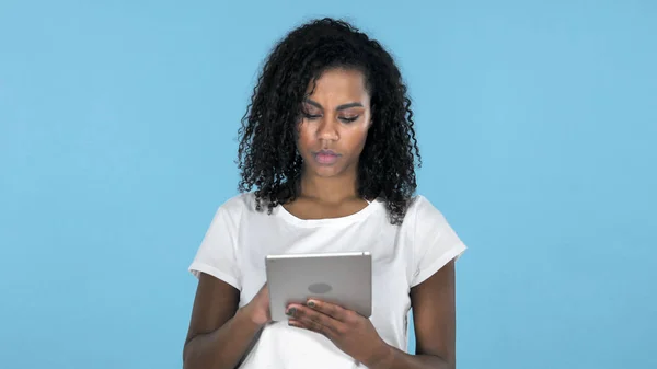Ragazza africana Navigazione Internet durante l'utilizzo di tablet su sfondo blu — Foto Stock
