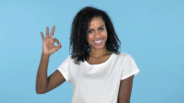 Okay Zeichen von afrikanischen Mädchen isoliert auf blauem Hintergrund — Stockfoto