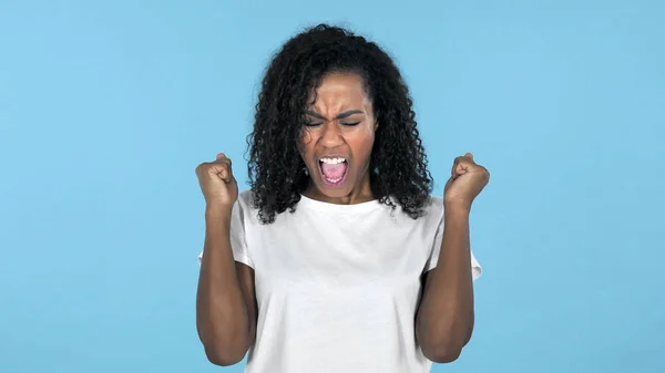 Gritando irritado menina africana isolado no fundo azul — Fotografia de Stock