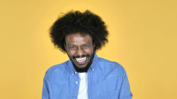 黄色の背景に孤立した笑うアフリカ人男性 — ストック写真