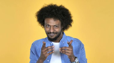 Gündelik Afrikalı Adam Sarı Arka Plan Üzerinde İzole İki Eliyle İşaret