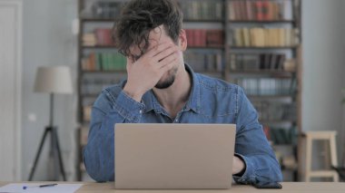 Kaybı, dizüstü bilgisayarda çalışan sinirli adam