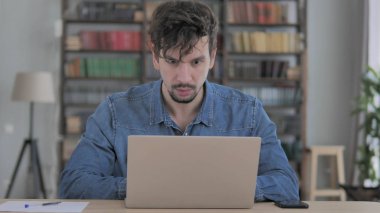 Merak ve dizüstü bilgisayarda çalışma şok, sersem adam