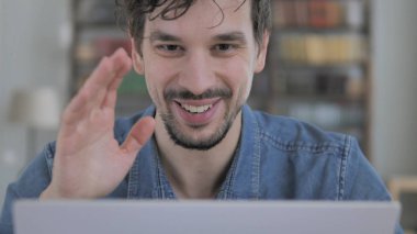 Laptop rahat Mam tarafından online görüntülü sohbet