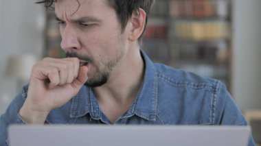 İş yerinde, öksürük öksürük hasta yaratıcı adam