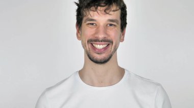 Gülümseyen genç adam arıyorum kamera, beyaz arka plan