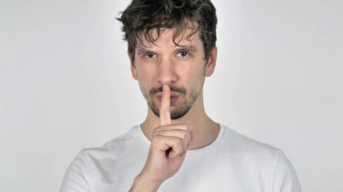 Genç Casual adam el hareketi sessizlik, dudaklarında parmak portre
