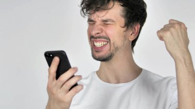 Genç Casual adam tepki Smartphone kullanarak süre kaybı