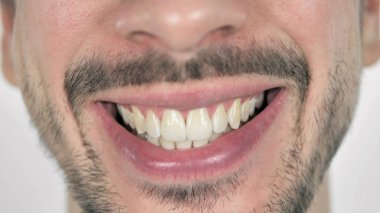 Dudaklar ve diş sakallı adam, beyaz arka plan gülümseyen yakın çekim