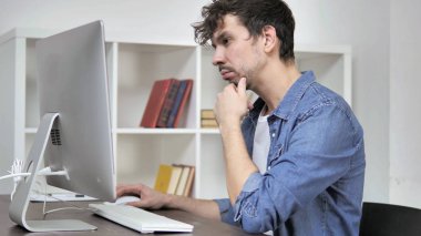 Düşünme ve masaüstünde çalışan dalgın yaratıcı adam