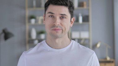 Hayır, Genç adam kafa sallayarak teklif reddetme