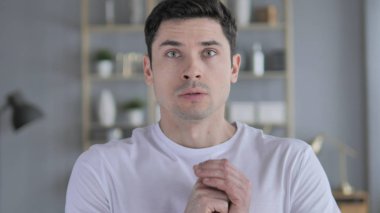 Korku Içinde Korkmuş Şaşkın Genç Adam