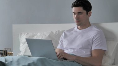 Yatakta Kucağında Laptop Üzerinde Çalışan Genç Adam