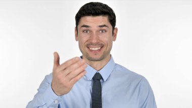 Jest beyaz arka plan üzerinde genç işadamı tarafından davet