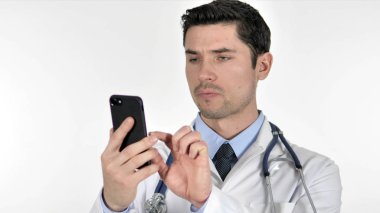 Beyaz arka plan üzerinde Smartphone kullanarak doktor