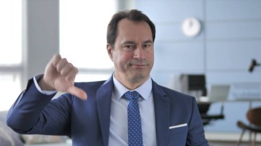 İşadamı başparmak aşağı tarafından orta yaşlı