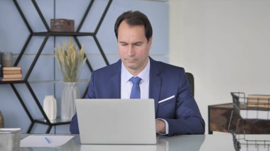 Orta Çağ İşadamı Ofiste Dizüstü bilgisayarda çalışıyor