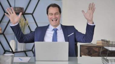 Projenin başarısı kutluyor işadamı heyecanlı orta yaşlı