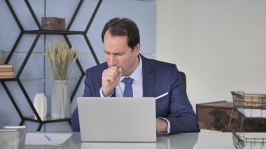 Öksürük, hasta orta yaşlı işadamı iş yerinde öksürük