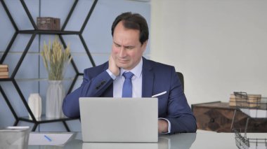 İş yerinde boyun ağrısı ile işadamı yorgun orta yaşlı