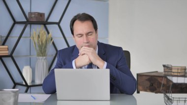 Orta yaşlı işadamı işte yatıyor